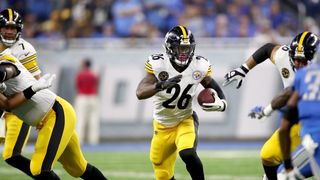 Le’Veon Bell Screams At Steelers Fans: “Why Didn’t Y’all Tell Me Not To Leave?”; Bell Returns For Terrible Tailgate (Steelers News). Photo by Gregory Shamus / Getty Images